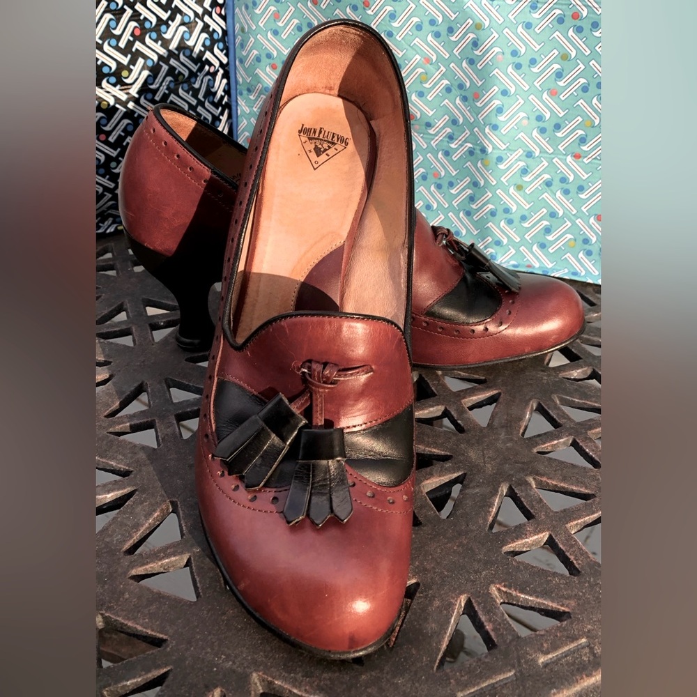 John Fluevog Bellevue Dumont burgundy pumps w black tassels size 10w